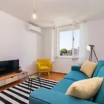 Quirky Apartment Arena With Parking