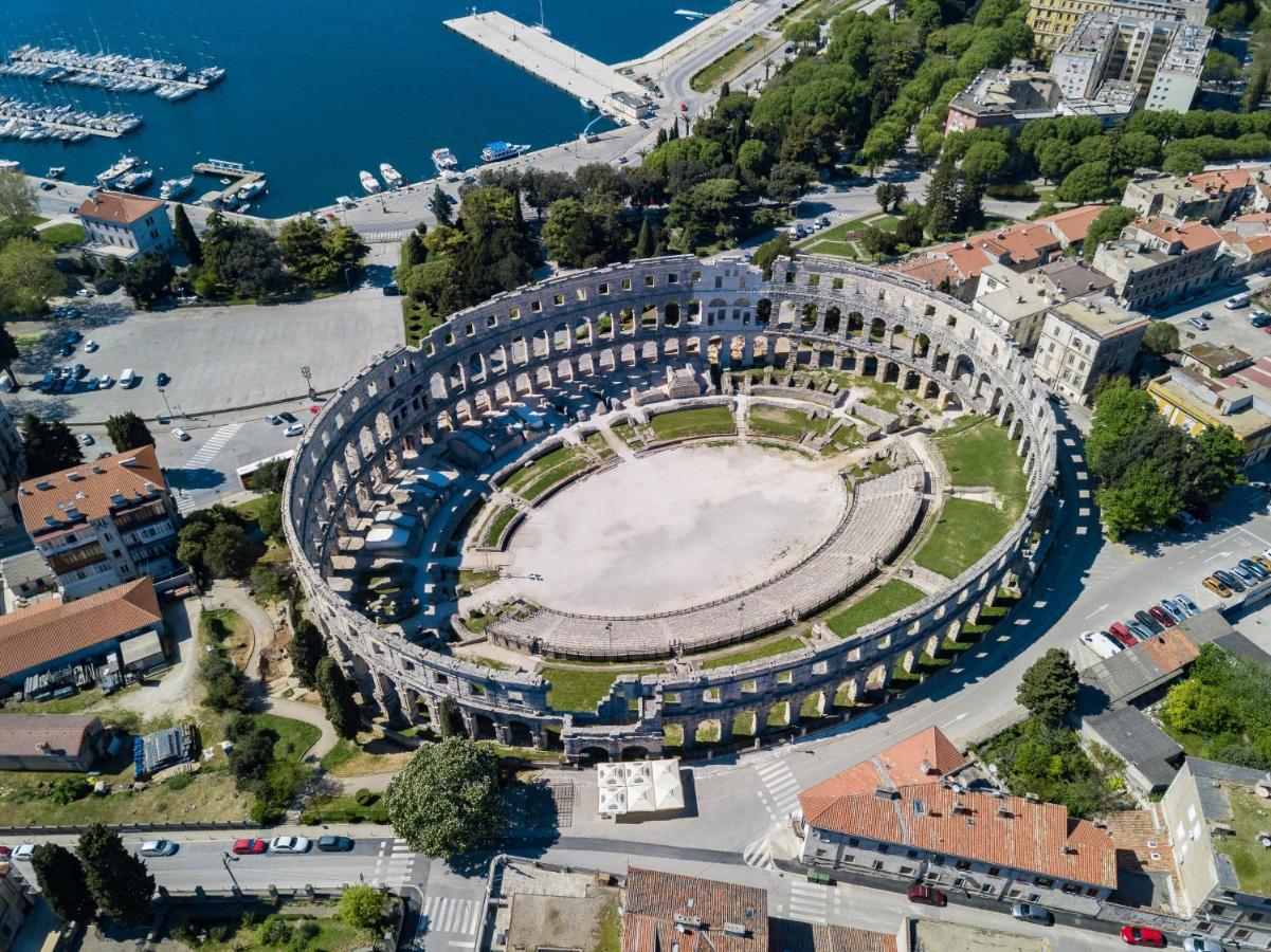 Quirky Arena With Parking *